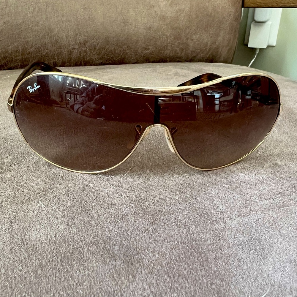 RayBan Sunglasses. Brown lenses with tortoiseshell & gold frames.